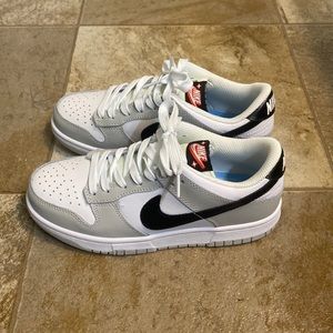 Women’s Nikes size 7